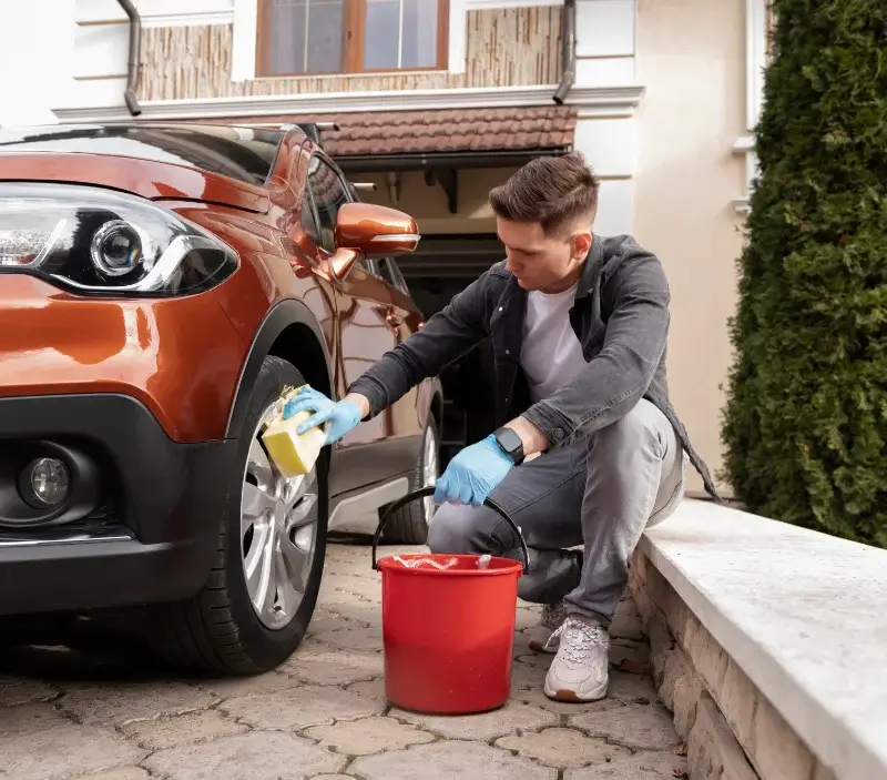 Lavage auto à domicile Cherveux : professionnel intervenant sur un véhicule